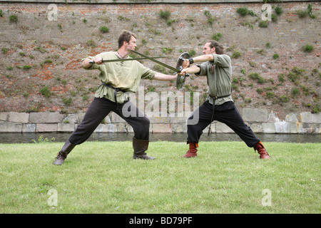 Europäischen historischen Kampf Gilde mit alten Kampftechniken im Schloss Kronborg in Helsingør, Dänemark. Fechten Szene. Stockfoto