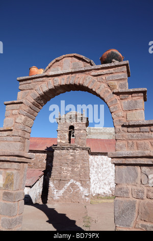 Adobe (Lehmziegel) Kirchturm gerahmt in steinernen Torbogen, Insel Taquile, Titicacasee, Peru Stockfoto