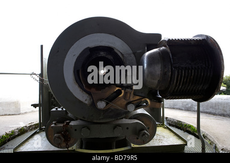 6-Zoll-Lauf geladene Waffe mit Verschluss geöffnet am grauen Punkt Fort und Batterie aus dem Jahre 1904 als eine Küstenbatterie Stockfoto