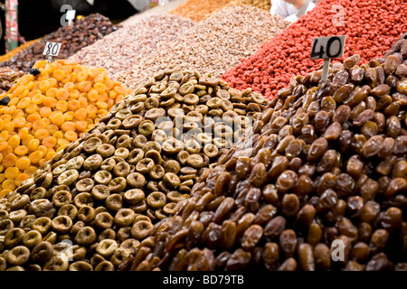 Getrocknete Früchte für den Verkauf in der Nacht Markt, Platz Djemaa el-Fna, Marrakesch, Marokko Stockfoto