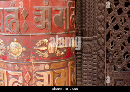 Bodhnath, Nepal.  Buddhistische Gebetsmühle mit Mantra Om Mani Padme Hum. Stockfoto