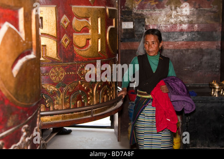 Bodhnath, Nepal.  Tibetisch-buddhistischen Verehrer Gebetsmühle, Tsamchen Gompa (Kloster) drehen. Stockfoto