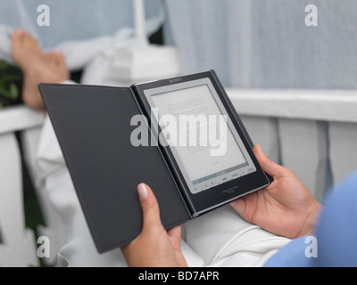 Frau mit Sony e-Book Reader Stockfoto