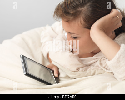 Frau mit Sony e-Book Reader Stockfoto