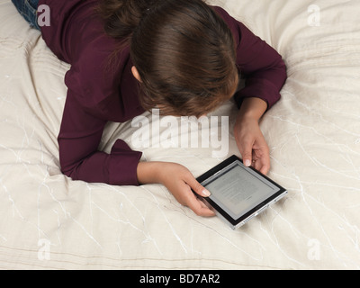 Frau mit Sony e-Book Reader Stockfoto