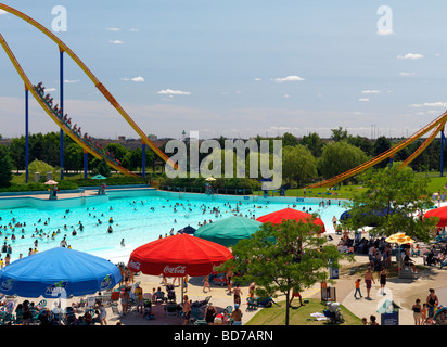 Menschen in einem Wasserpark in Kanadas Wunderland Freizeitpark Stockfoto