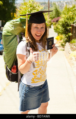 Junge Frau mit Rucksack und Reisepass Stockfoto