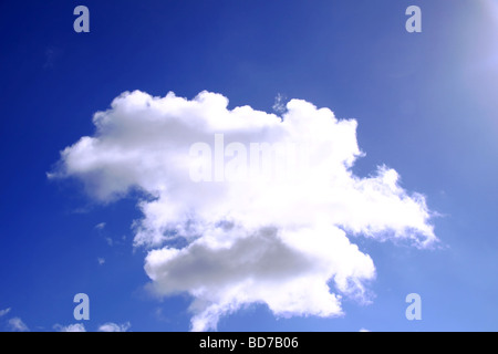 vereinzelte Wolken am blauen Himmel Abdriften in eine leichte Brise Stockfoto