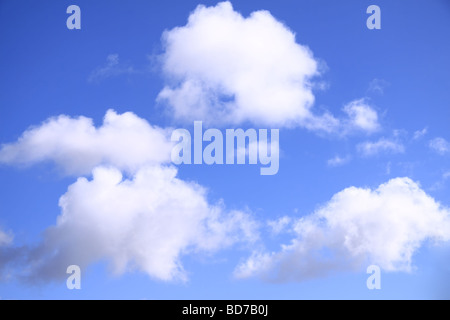vereinzelte Wolken am blauen Himmel Abdriften in eine leichte Brise Stockfoto