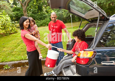 Familie Picknick Artikel aus Auto bekommen Stockfoto