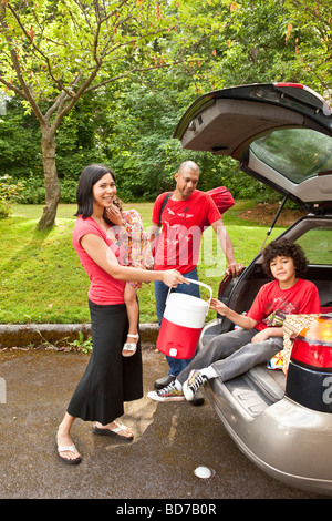 Familie Picknick Artikel aus Auto bekommen Stockfoto