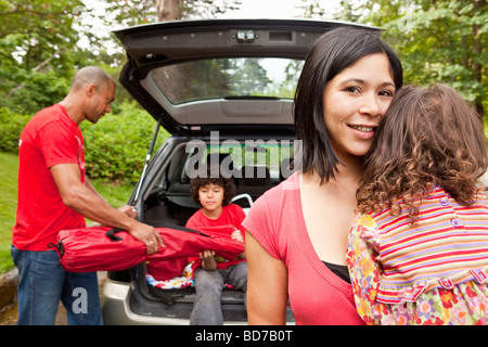 Familie Picknick Artikel aus Auto bekommen Stockfoto