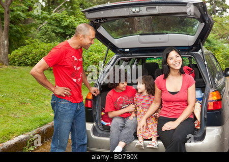 Familie Picknick Artikel aus Auto bekommen Stockfoto