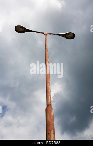 verwitterte alte Straßenlaternen gegen bewölktem Himmel Stockfoto