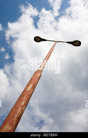 verwitterte alte Straßenlaternen gegen bewölktem Himmel Stockfoto