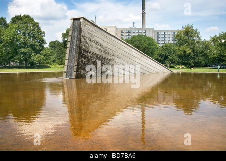 Gedenkstätte Berliner Mauer in Invalidenpark - Brunnen "Sinkende Mauer" (sinkende Mauer) von Christophe Girot, Berlin, Deutschland Stockfoto