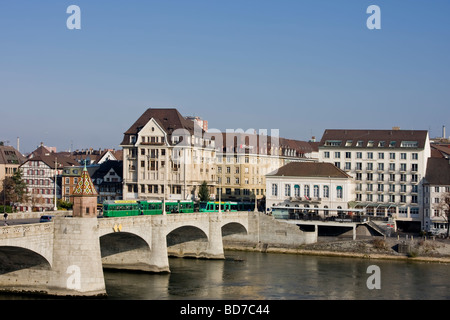 Blick auf Kleinbasel und mittlere Rheinbrücke mit vorbei an grünen Straßenbahn, Basel Schweiz Stockfoto