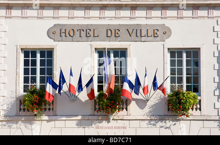 Französische und europäische Union Flaggen auf ein Rathaus-Fassade Nuits Saint Georges Burgund Frankreich Stockfoto