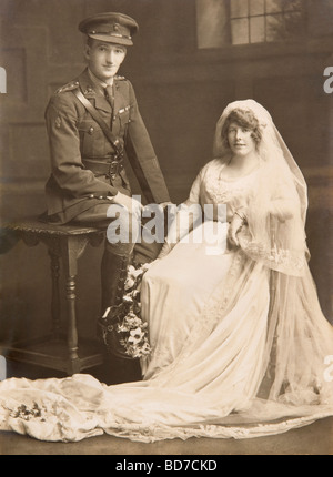 Hochzeitsfoto des ersten Weltkrieg Offizier – ein Kapitän der Lancashire Fusiliers – um seine junge Braut. Stockfoto