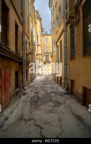 Schmalen Bereich zwischen den Häusern in der Innenstadt von St. Petersburg. Häuser liegen nahe beieinander Stockfoto