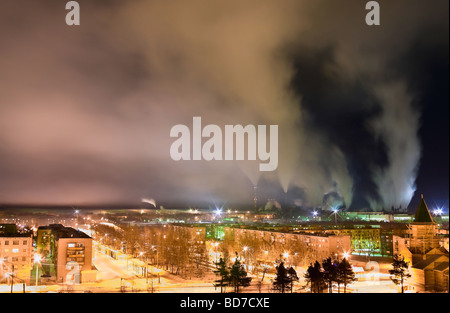 Industrielle Umweltverschmutzung in kleinen russischen Stadt. Nacht-Szene. Stockfoto