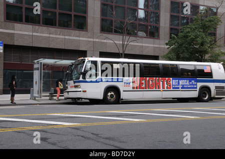 Ein New York City Bus Abholung Passagiere in Battery Park City, eine Nachbarschaft von Wohngebäuden und Büros in Manhattan. Stockfoto