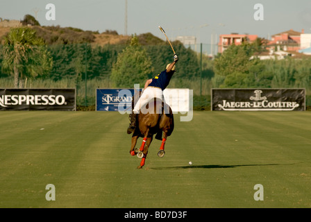 Polo-Spieler während eines Spiels Ball schlagen Stockfoto