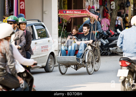 Touristen in einer Rikscha in Vietnam in Hanoi Stockfoto