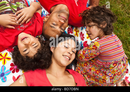 Familienportrait im freien Stockfoto