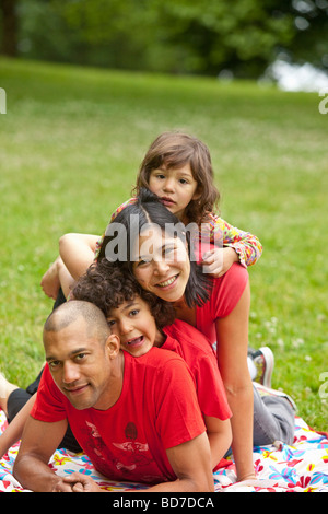 Familienportrait im freien Stockfoto