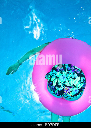 Blick von unten auf Frau schwimmend im pool Stockfoto