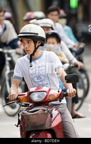 Menschen, die Reiten Roller/Mopeds in Vietnam in Hanoi Stockfoto