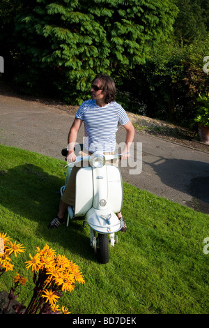 Mann auf Lambretta Roller Stockfoto