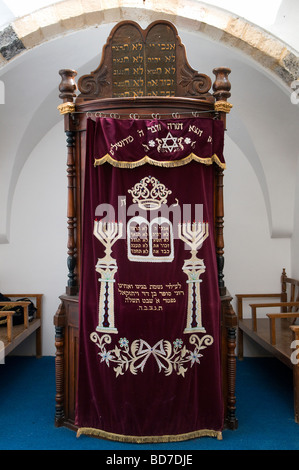 Eine alte Thoraschrein Schrank, der den Jüdischen Thorarollen in der Mitte der Synagoge in "vier sephardischen Synagogen "Alten Stadt Jerusalem Israel enthält Stockfoto