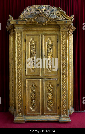 Eine alte Thoraschrein Schrank, der den Jüdischen Thorarollen am Istanbuli Synagoge in "vier sephardischen Synagogen "Alten Stadt Jerusalem Israel enthält Stockfoto