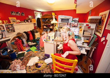 Teengirl in unordentlichen Zimmer Stockfoto