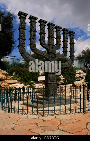 Die Knesset Menora Bronze Skulptur entworfen von Benno Elkan (1956) vor dem israelischen Knesset Parlamentsgebäude in West-Jerusalem-Israel Stockfoto