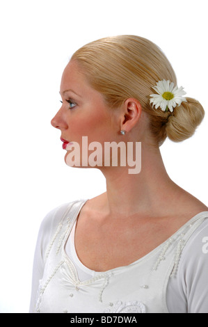Profil von schöne Ballerina mit Gänseblümchen im Haar auf einem weißen Hintergrund isoliert Stockfoto