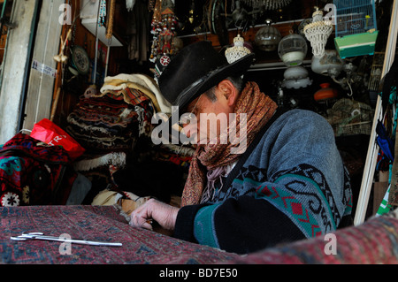 Ein Mann, der Teppich in einem Shop in Old Jaffa Flohmarkt Israel Reparatur Stockfoto