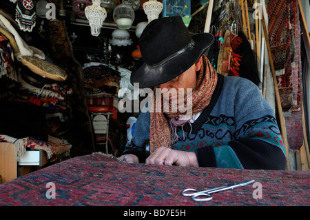 Ein Mann, der Teppich in einem Shop in Old Jaffa Flohmarkt Israel Reparatur Stockfoto