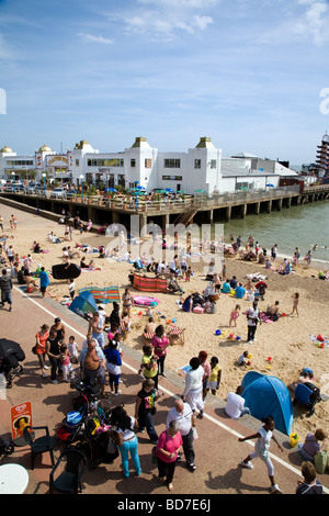 DER STRAND UND DIE SEEBRÜCKE IN CLACTON ON SEA AUF DER KÜSTE VON ESSEX. Stockfoto