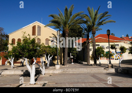 Zitrusfrüchte und Palmen auf dem Hof des Suzanne Dellal Center für Tanz und Theater im Viertel Neve Tzedek Tel Aviv Israel Stockfoto