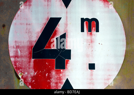 Alten verblichenen Verkehrszeichen Warnung niedrige Brücke - Indre-et-Loire, Frankreich. Stockfoto