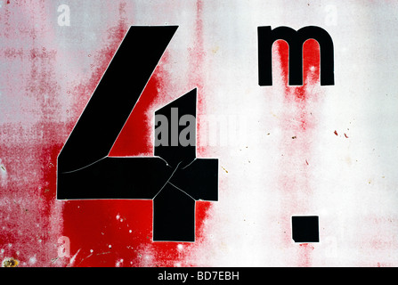 Alten verblichenen Verkehrszeichen Warnung niedrige Brücke - Indre-et-Loire, Frankreich. Stockfoto