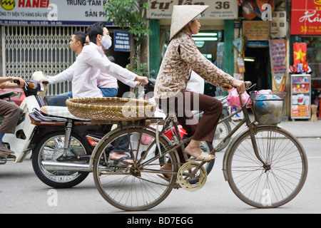 Menschen, die Reiten Roller/Mopeds/Fahrräder in Vietnam in Hanoi Stockfoto