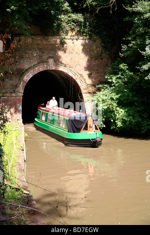 Narrowboat entstehende Shrewley Tunnel Grand Union Canal Warwickshire, England Stockfoto