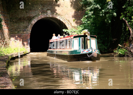 Narrowboat entstehende Shrewley Tunnel Grand Union Canal Warwickshire, England Stockfoto