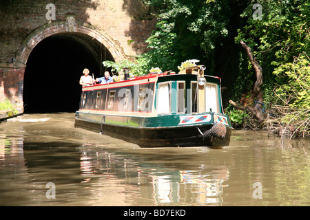 Narrowboat entstehende Shrewley Tunnel Grand Union Canal Warwickshire, England Stockfoto