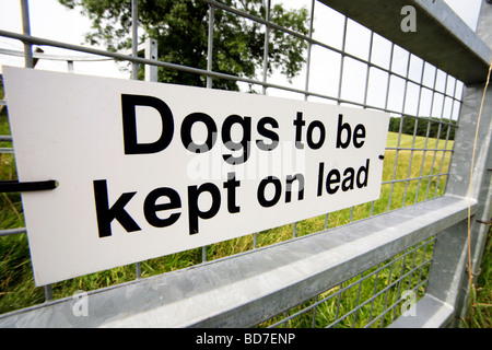 Hunde auf führen Zeichen auf öffentlichen Fußweg gehalten werden Stockfoto