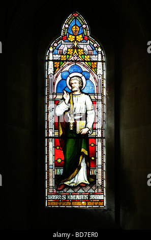 Ein Buntglasfenster, das Frederick Preedy (1820-1898) zugeschrieben wird und den Heiligen Markus mit einem Buch zeigt, St. Barnabas Church, Snowshill Gloucestershire Stockfoto
